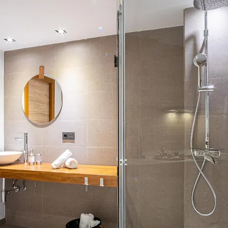 公寓 Poem By Airnest *