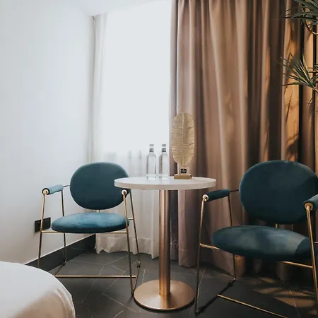 Poem By Airnest 公寓